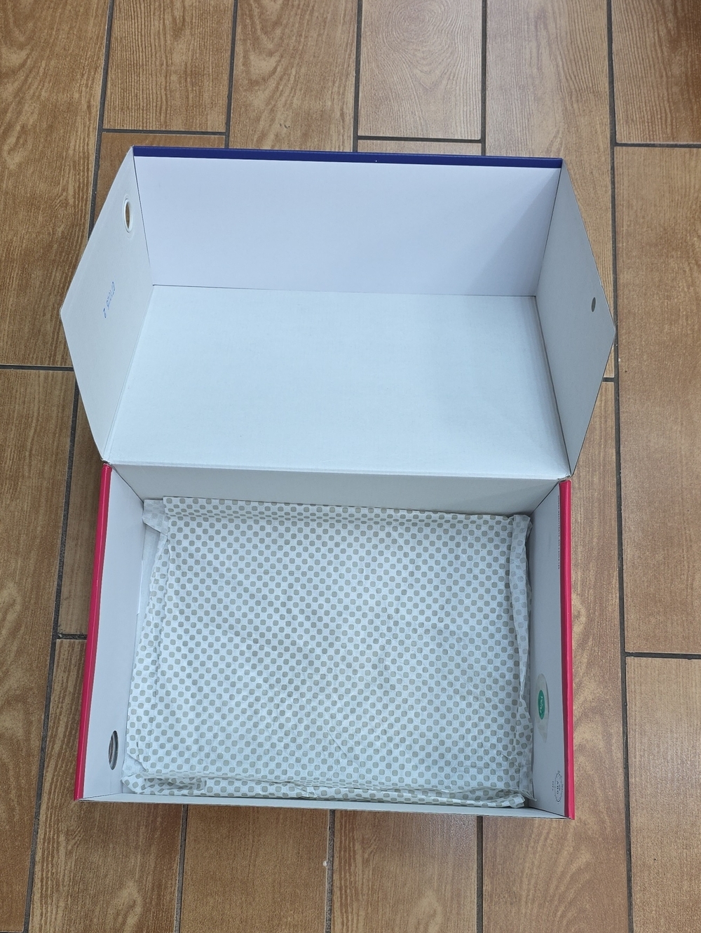 Empty Shoe Box - Picture 7 of 8